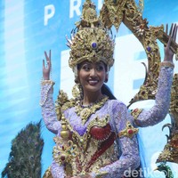 Sang desainer menjelaskan bahwa ia bersama Tata yang kuliah di jurusan Fashion Desain memilih tema pentingnya pendidikan dan keberlangsungan. “Bersama Tata, kami mengangkat keagungan Dewi Saraswati yang keberadaannya punya nilai universal, mengajarkan pentingnya ilmu pengetahuan. Dan relate dengan Tata yang fokus pada masalah sustainable, ada atribut Genitri yang bermakna selalu berkesinambungan, tidak ada ujung tidak ada akhir,” jelas Inggi. Foto: Pradita Utama