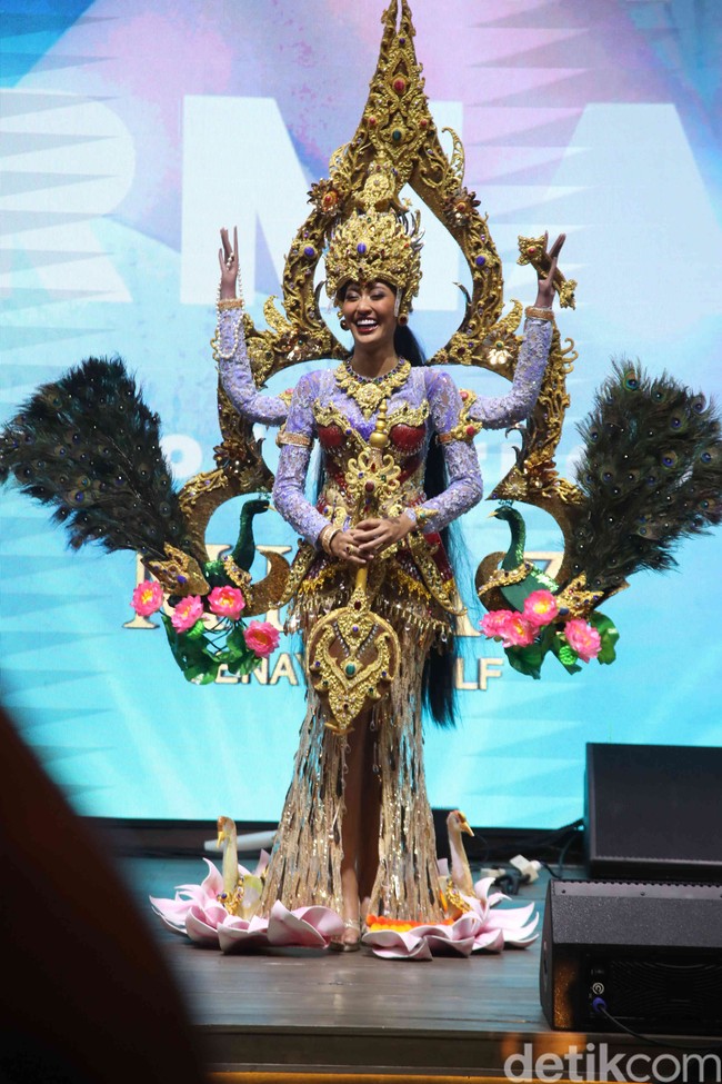 “Dewi Saraswati adalah dewi pengetahuan dalam agama Hindu Bali semoga saya bisa memancarkan energi dan aura dari Dewi Saraswati,” ujar Tata Juliastrid yang berasal dari Bali. Foto: Pradita Utama