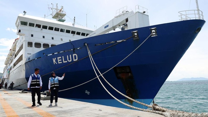 Pj Gubernur Aceh Safrizal ZA (kanan) didampingi Kasubdit Angkutan Laut Dalam Negeri Kementerian Perhubungan Capt. Hasan Sadili (kedua kanan) dan Direktur Keuangan dan Manajemen Risiko PT PELNI (Persero) Anik Hidayati (kedua kiri) meninjau fasilitas KM Kelud yang dijadikan hotel terapung untuk menyukseskan Pekan Olahraga Nasional (PON) XXI Aceh-Sumut di Pelabuhan Malahayati, Krueng Raya, Aceh Besar, Aceh, Rabu (4/9/2024). Kementerian perhubungan mengerahkan KM Kelud dengan kapasitas 2.600 tempat tidur untuk dimanfaatkan oleh panitia, ofisial, dan suporter yang membutuhkan tempat tinggal selama berlangsungnya PON XXI Aceh-Sumut. ANTARA FOTO/Irwansyah Putra/tom.