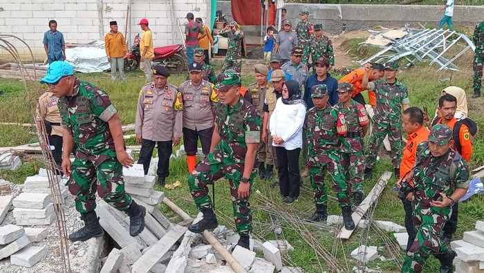 Personel Kodim Bogor Turun Tangan Tangani Korban Bencana di Pamijahan, Salurkan Paket Sembako untuk Pemenuhan Kebutuhan Sehari-hari