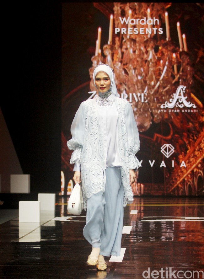 Fashion show koleksi busana Zeta Prive & Ayu Dyah Andari yang berkolaborasi dengan Wardah di Muffest 2024, Istora Senayan, Jakarta. Keduanya menghadirkan deretan busana lace yang cantik dan mewah. Foto: Mohammad Abduh/detikcom.