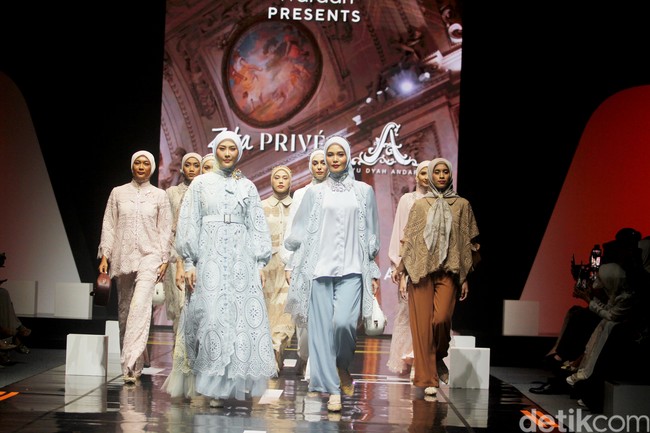 Fashion show koleksi busana Zeta Prive & Ayu Dyah Andari yang berkolaborasi dengan Wardah di Muffest 2024, Istora Senayan, Jakarta. Keduanya menghadirkan deretan busana lace yang cantik dan mewah. Foto: Mohammad Abduh/detikcom.