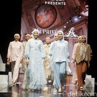 Fashion show koleksi busana Zeta Prive & Ayu Dyah Andari yang berkolaborasi dengan Wardah di Muffest 2024, Istora Senayan, Jakarta. Keduanya menghadirkan deretan busana lace yang cantik dan mewah. Foto: Mohammad Abduh/detikcom.