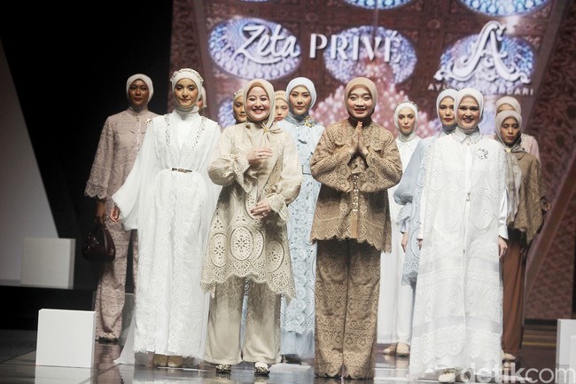 Fashion show koleksi busana Zeta Prive & Ayu Dyah Andari yang berkolaborasi dengan Wardah di Muffest 2024, Istora Senayan, Jakarta. Keduanya menghadirkan deretan busana lace yang cantik dan mewah. Foto: Mohammad Abduh/detikcom.