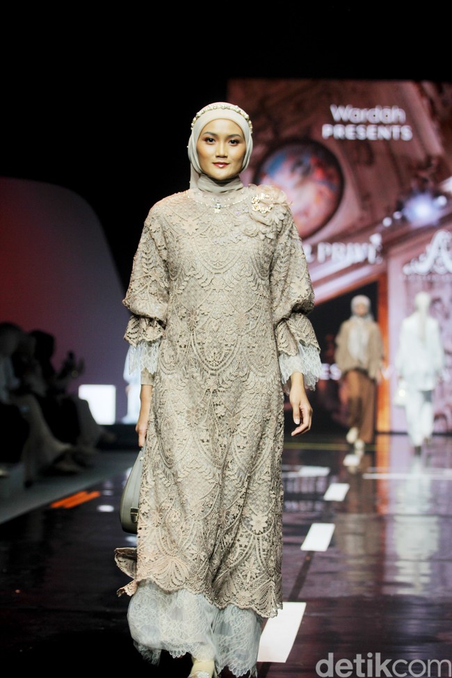 Fashion show koleksi busana Zeta Prive & Ayu Dyah Andari yang berkolaborasi dengan Wardah di Muffest 2024, Istora Senayan, Jakarta. Keduanya menghadirkan deretan busana lace yang cantik dan mewah. Foto: Mohammad Abduh/detikcom.