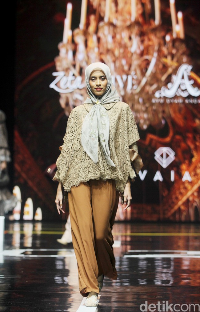 Fashion show koleksi busana Zeta Prive & Ayu Dyah Andari yang berkolaborasi dengan Wardah di Muffest 2024, Istora Senayan, Jakarta. Keduanya menghadirkan deretan busana lace yang cantik dan mewah. Foto: Mohammad Abduh/detikcom.