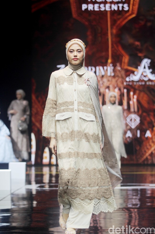 Fashion show koleksi busana Zeta Prive & Ayu Dyah Andari yang berkolaborasi dengan Wardah di Muffest 2024, Istora Senayan, Jakarta. Keduanya menghadirkan deretan busana lace yang cantik dan mewah. Foto: Mohammad Abduh/detikcom.