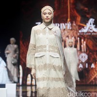 Fashion show koleksi busana Zeta Prive & Ayu Dyah Andari yang berkolaborasi dengan Wardah di Muffest 2024, Istora Senayan, Jakarta. Keduanya menghadirkan deretan busana lace yang cantik dan mewah. Foto: Mohammad Abduh/detikcom.