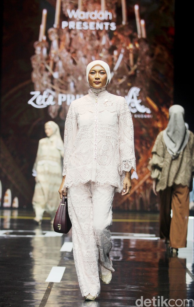 Fashion show koleksi busana Zeta Prive & Ayu Dyah Andari yang berkolaborasi dengan Wardah di Muffest 2024, Istora Senayan, Jakarta. Keduanya menghadirkan deretan busana lace yang cantik dan mewah. Foto: Mohammad Abduh/detikcom.