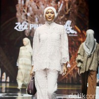 Fashion show koleksi busana Zeta Prive & Ayu Dyah Andari yang berkolaborasi dengan Wardah di Muffest 2024, Istora Senayan, Jakarta. Keduanya menghadirkan deretan busana lace yang cantik dan mewah. Foto: Mohammad Abduh/detikcom.