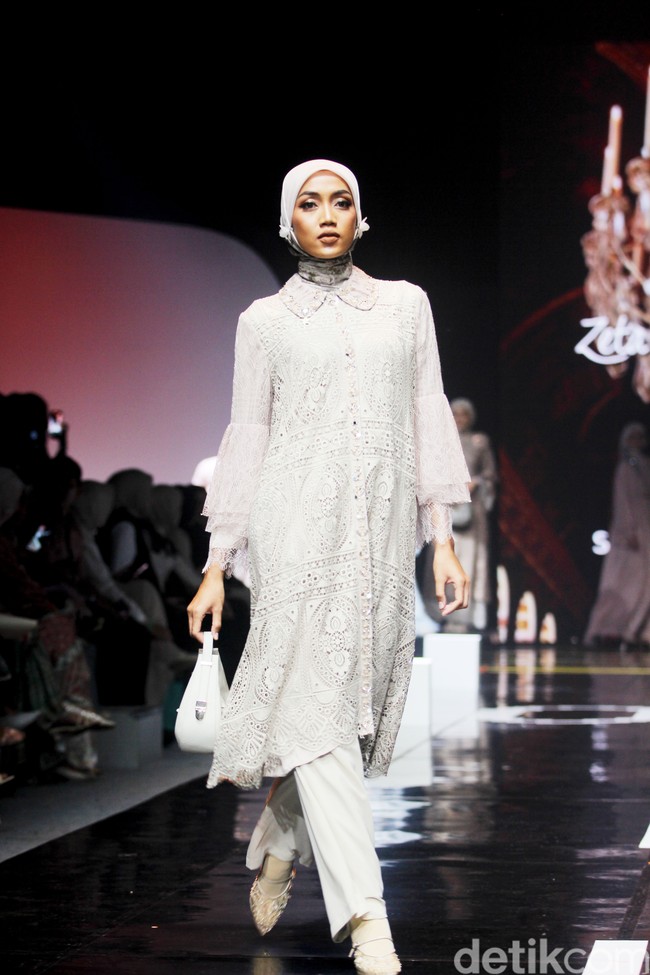 Fashion show koleksi busana Zeta Prive & Ayu Dyah Andari yang berkolaborasi dengan Wardah di Muffest 2024, Istora Senayan, Jakarta. Keduanya menghadirkan deretan busana lace yang cantik dan mewah. Foto: Mohammad Abduh/detikcom.