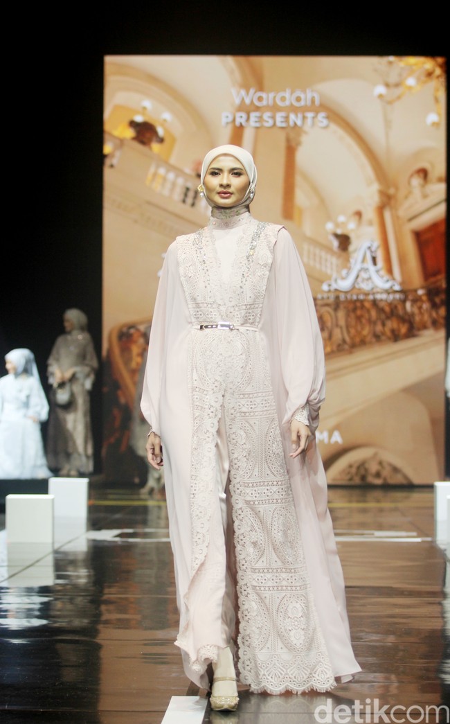 Fashion show koleksi busana Zeta Prive & Ayu Dyah Andari yang berkolaborasi dengan Wardah di Muffest 2024, Istora Senayan, Jakarta. Keduanya menghadirkan deretan busana lace yang cantik dan mewah. Foto: Mohammad Abduh/detikcom.