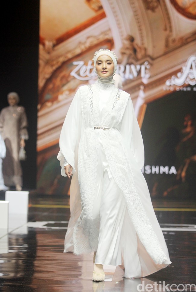 Fashion show koleksi busana Zeta Prive & Ayu Dyah Andari yang berkolaborasi dengan Wardah di Muffest 2024, Istora Senayan, Jakarta. Keduanya menghadirkan deretan busana lace yang cantik dan mewah. Foto: Mohammad Abduh/detikcom.