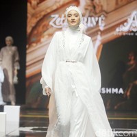 Fashion show koleksi busana Zeta Prive & Ayu Dyah Andari yang berkolaborasi dengan Wardah di Muffest 2024, Istora Senayan, Jakarta. Keduanya menghadirkan deretan busana lace yang cantik dan mewah. Foto: Mohammad Abduh/detikcom.