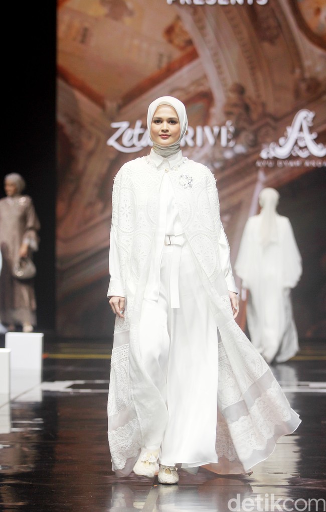 Fashion show koleksi busana Zeta Prive & Ayu Dyah Andari yang berkolaborasi dengan Wardah di Muffest 2024, Istora Senayan, Jakarta. Keduanya menghadirkan deretan busana lace yang cantik dan mewah. Foto: Mohammad Abduh/detikcom