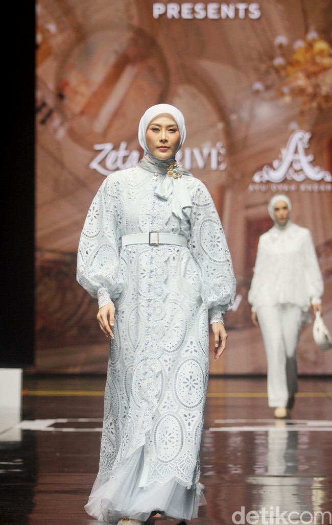 Fashion show koleksi busana Zeta Prive & Ayu Dyah Andari yang berkolaborasi dengan Wardah di Muffest 2024, Istora Senayan, Jakarta. Keduanya menghadirkan deretan busana lace yang cantik dan mewah. Foto: Mohammad Abduh/detikcom.