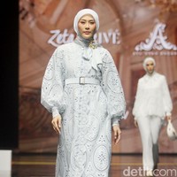 Fashion show koleksi busana Zeta Prive & Ayu Dyah Andari yang berkolaborasi dengan Wardah di Muffest 2024, Istora Senayan, Jakarta. Keduanya menghadirkan deretan busana lace yang cantik dan mewah. Foto: Mohammad Abduh/detikcom.