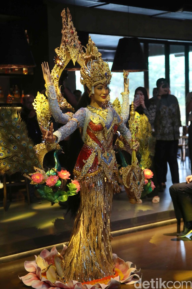 Tata juga menceritakan momen yang tak bisa ia lupakan saat mengikuti Miss Cosmo 2024 di Vietnam. Ada banyak hal yang membuatnya berkesan di Miss Cosmo 2024. “Di saat crowning karena di malam paling bahagia saya mungkin menyakitkan untuk kontestan lainnya. Lalu keesokan harinya bertemu kontestan dan saya ingat dengan dukungan finalis lainnya. Kita saling mendukung dan saya sangat bersyukur berada di organisasi ini, tutur Miss Cosmo 2024 itu. Foto: Pradita Utama