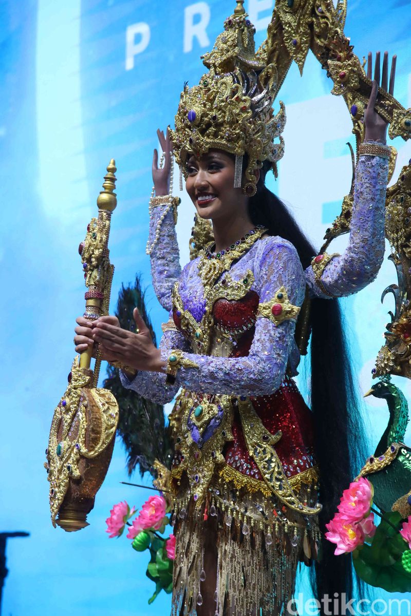 Kostum Nasional Tata Juliastrid di Miss Cosmo 2024 Kostum Nasional Tata Juliastrid di Miss Cosmo 2024