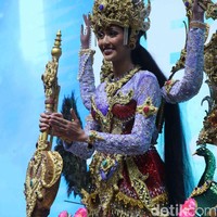 Dalam konferensi pers, Tata memberikan cuplikan penampilannya yang akan membawakan kostum bertema, “The Endless Stream of Saraswati Goddess”, Tata merepresentasikan Dewi Saraswati yang dikenal sebagai simbol dari pendidikan. Foto: Pradita Utama