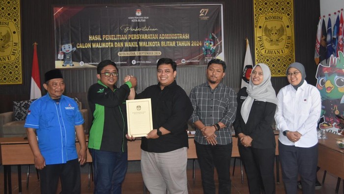 KPU Kota Blitar mengembalikan berkas milik dua paslon