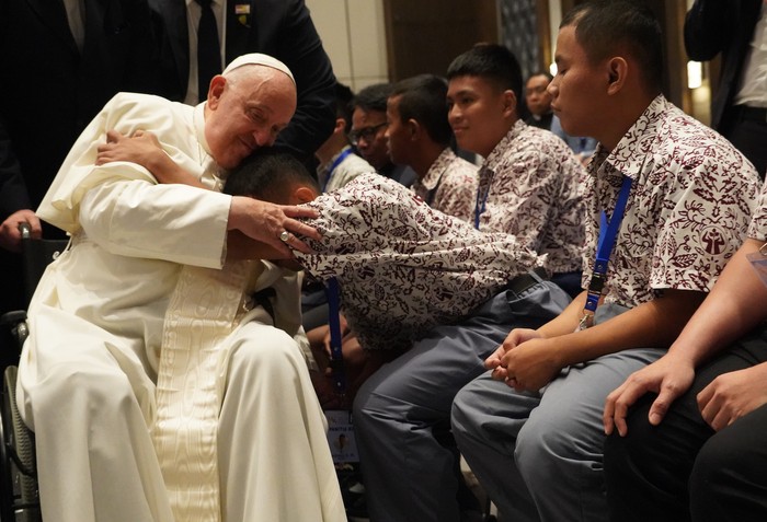 Paus Fransiskus memberkati peserta audiensi yang hadir di Kantor Konferensi Waligereja Indonesia, Jakarta, Kamis (5/9/2024). Paus Fransiskus bertemu dengan para penerima manfaat dari organisasi amal.

INDONESIA PAPAL VISIT COMMITTEE/ADRYAN YOGA PARAMADWYA
05-09-2024