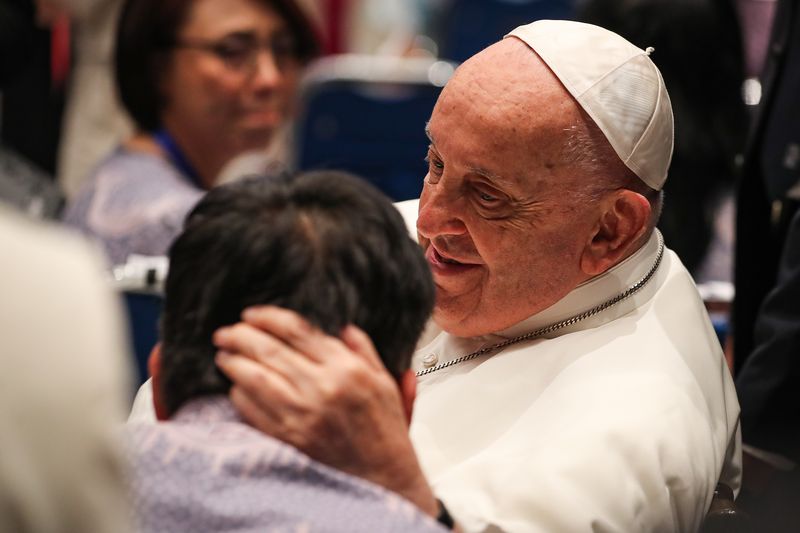 Paus Fransiskus memberkati peserta audiensi yang hadir di Kantor Konferensi Waligereja Indonesia, Jakarta, Kamis (5/9/2024). Paus Fransiskus bertemu dengan para penerima manfaat dari organisasi amal.INDONESIA PAPAL VISIT COMMITTEE/ADRYAN YOGA PARAMADWYA05-09-2024