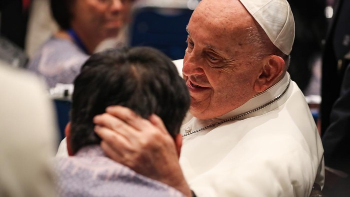 Paus Fransiskus memberkati peserta audiensi yang hadir di Kantor Konferensi Waligereja Indonesia, Jakarta, Kamis (5/9/2024). Paus Fransiskus bertemu dengan para penerima manfaat dari organisasi amal.

INDONESIA PAPAL VISIT COMMITTEE/ADRYAN YOGA PARAMADWYA
05-09-2024