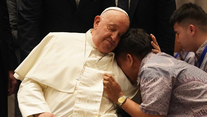 Paus Fransiskus menyapa satu persatu peserta penerima manfaat dari organinasi amal di Gedung KWI, Jakarta, Kamis (5/9/2024). 

 

INDONESIA PAPAL VISIT COMMITTEE/DANU KUSWORO
05-09-2024