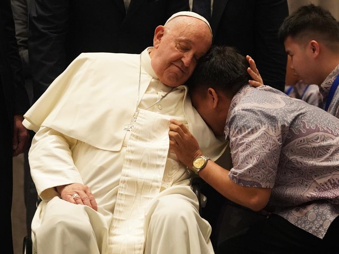 Paus Fransiskus menyapa satu persatu peserta penerima manfaat dari organinasi amal di Gedung KWI, Jakarta, Kamis (5/9/2024). 

 

INDONESIA PAPAL VISIT COMMITTEE/DANU KUSWORO
05-09-2024