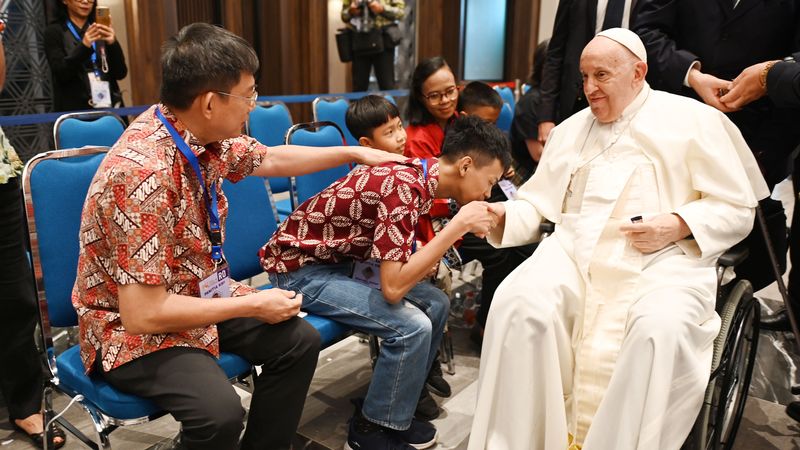 Paus Fransiskus menyapa satu persatu peserta penerima manfaat dari organinasi amal di Gedung KWI, Jakarta, Kamis (5/9/2024).  INDONESIA PAPAL VISIT COMMITTEE/DANU KUSWORO05-09-2024