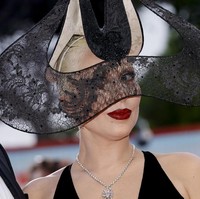 Kemewahan ditambah dengan kalung berhias berlian besar dari koleksi Tiffany & Co. Foto: Vianney Le Caer/Invision/AP/Vianney Le Caer