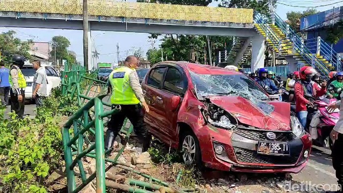 Laka beruntun libatkan 4 mobil di depan SMAN 3 Palembang.