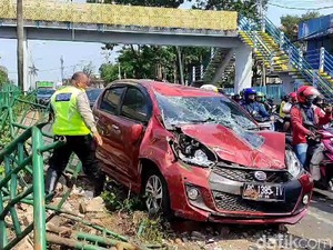 Tabrakan Beruntun Libatkan 4 Mobil di Depan SMAN 3 Palembang