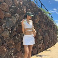 Penampilan Lisa BLACKPINK tak kalah elegan saat memakai satu set crop top putih dan towel skirt dari brand Amerika KITH. Penampilannya dilengkapi dengan kacamata hitam, baseball cap, dan tas Louis Vuitton ‘OnTheGo’ seharga $3,700 (Rp 59 juta). Foto: dok. Instagram @lalalalisa_m