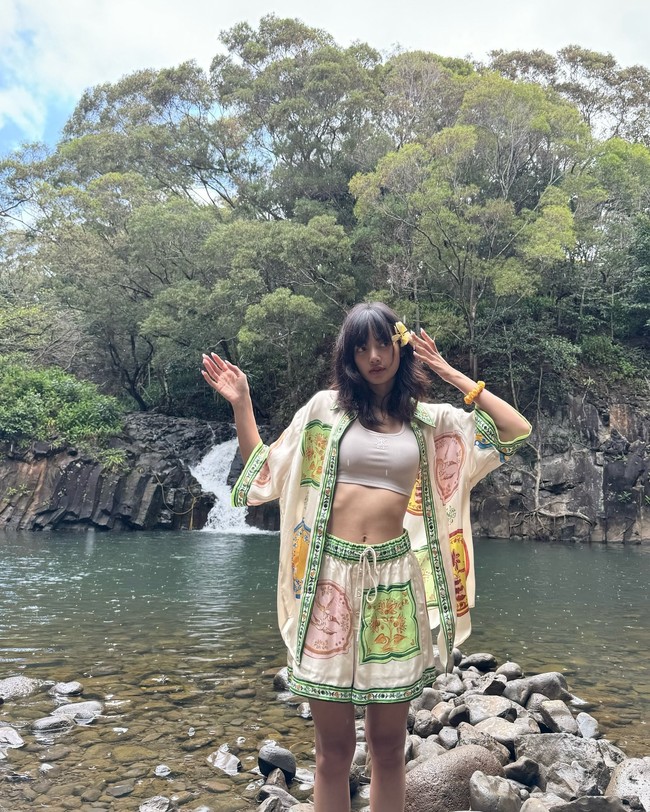 Pada Rabu (4/9/2024), Lisa BLACKPINK memamerkan sejumlah momen liburannya menikmati keindahan alam tanpa makeup. Saat bermain ke sebuah air terjun, Lisa memakai crop tanktop di balik satu set PORCELAIN SILK SHIRT dan SHORT dari brand Australia ALÉMAIS. Masing-masing seharga $465 (Rp 7,2 juta) dan $345 (Rp 5,3 juta). Foto: dok. Instagram @lalalalisa_m