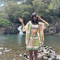 Pada Rabu (4/9/2024), Lisa BLACKPINK memamerkan sejumlah momen liburannya menikmati keindahan alam tanpa makeup. Saat bermain ke sebuah air terjun, Lisa memakai crop tanktop di balik satu set PORCELAIN SILK SHIRT dan SHORT dari brand Australia ALÉMAIS. Masing-masing seharga $465 (Rp 7,2 juta) dan $345 (Rp 5,3 juta). Foto: dok. Instagram @lalalalisa_m