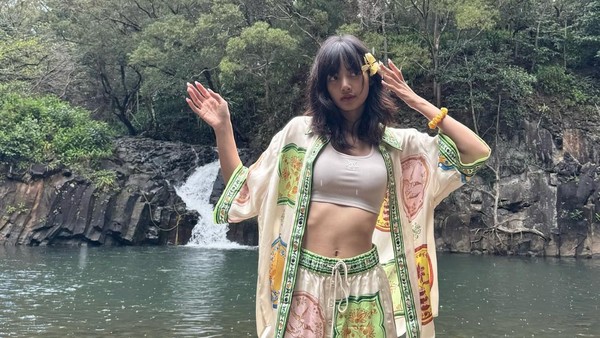 7 Gaya Liburan Lisa BLACKPINK Jadi Nature Girl, Tampil Cantik Tanpa Makeup