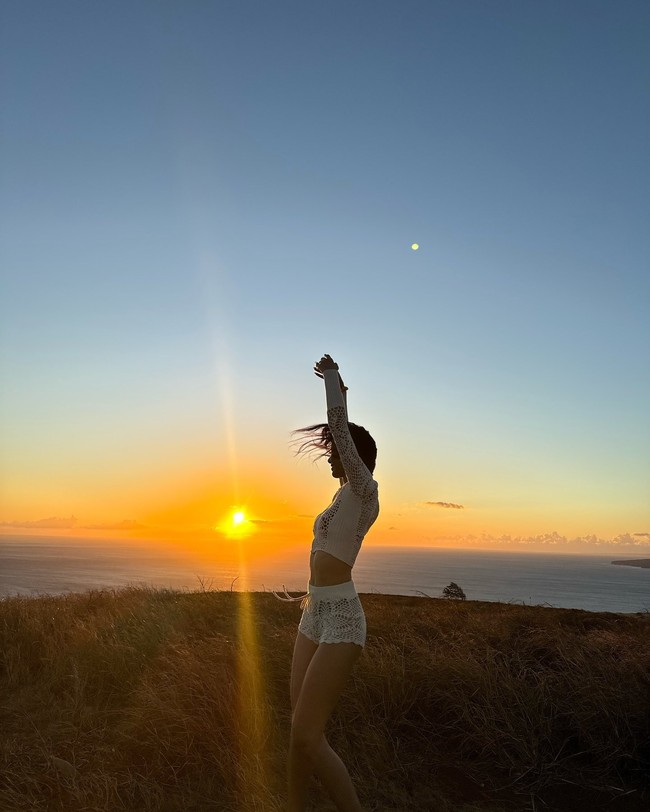 Atasan hoodie yang dikenakan Lisa dibanderol $165 (Rp 2,5 juta) dengan paduan short pants serasi seharga $125 (Rp 1,9 juta). Sedangkan sendal yang dikenakannya keluaran brand Brazil, Melissa ‘Fisherman Sandals’ berwarna transparan. Foto: dok. Instagram @lalalalisa_m