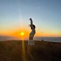 Atasan hoodie yang dikenakan Lisa dibanderol $165 (Rp 2,5 juta) dengan paduan short pants serasi seharga $125 (Rp 1,9 juta). Sedangkan sendal yang dikenakannya keluaran brand Brazil, Melissa ‘Fisherman Sandals’ berwarna transparan. Foto: dok. Instagram @lalalalisa_m