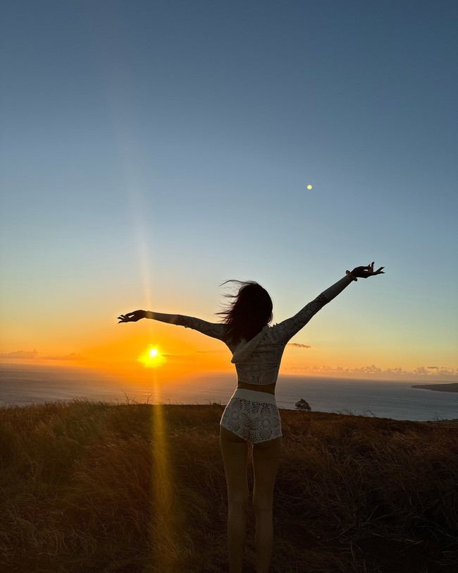 Dalam foto lain, Lisa BLACKPINK tampak berlarian saat melihat indahnya pemandangan sunset. Dia diketahui memakai koleksi jaket dan short pants berbahan crochet dari brand fashion yang berbasis di California, Frankies Bikinis. Foto: dok. Instagram @lalalalisa_m