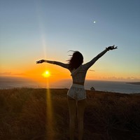 Dalam foto lain, Lisa BLACKPINK tampak berlarian saat melihat indahnya pemandangan sunset. Dia diketahui memakai koleksi jaket dan short pants berbahan crochet dari brand fashion yang berbasis di California, Frankies Bikinis. Foto: dok. Instagram @lalalalisa_m