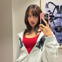 Tak sedikit penggemar terpana dengan penampilan Lisa BLACKPINK dalam balutan hoodie abu-abu ini karena gaya makeup barunya. Dia memakai koleksi hoodie GAP bertuliskan ‘MAD’ seharga $119 (Rp 1,8 juta). Foto: dok. Instagram @lalalalisa_m