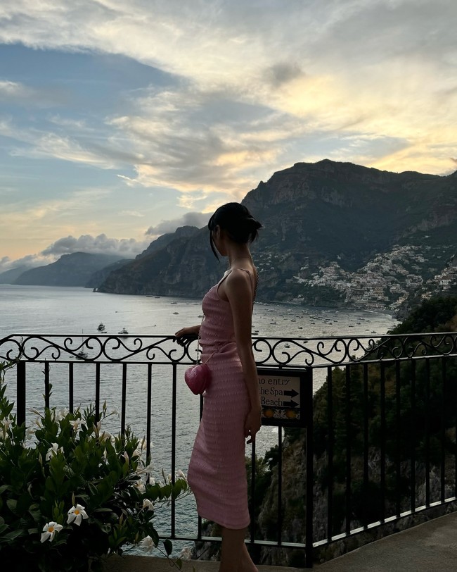 Pelantun ‘NEW WOMAN’ itu terlihat lebih feminin ketika mengenakan baju serba pink selama liburannya. Lisa BLACKPINK tampak memakai gaun bertali spaghetti dari brand Hungaria, Nanushka seharga €875 atau sekitar Rp 15 juta. Gayanya semakin manis dengan sling bag berbentuk hati dari Louis Vuitton bernilai $2,080 (Rp 32 juta). Foto: dok. Instagram @lalalalisa_m