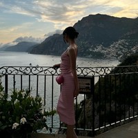 Pelantun ‘NEW WOMAN’ itu terlihat lebih feminin ketika mengenakan baju serba pink selama liburannya. Lisa BLACKPINK tampak memakai gaun bertali spaghetti dari brand Hungaria, Nanushka seharga €875 atau sekitar Rp 15 juta. Gayanya semakin manis dengan sling bag berbentuk hati dari Louis Vuitton bernilai $2,080 (Rp 32 juta). Foto: dok. Instagram @lalalalisa_m