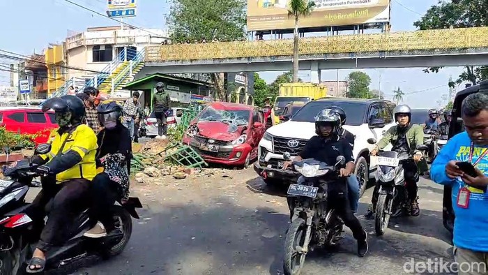 Lokasi kecelakaan beruntun di depan SMAN 3 Palembang.
