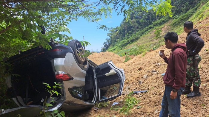Longsor timpa 2 mobil di Parigi Moutong, Sulteng.