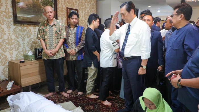 Luhut Melayat ke Rumah Duka Almarhum Faisal Basri