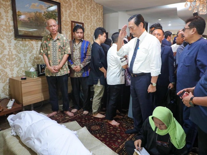 Luhut Melayat ke Rumah Duka Almarhum Faisal Basri