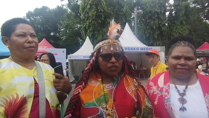 Mama Cori asal Papua pakai baju motif cendrawasih. (Brigitta/detikcom)